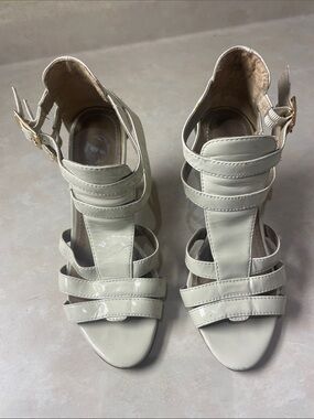 Bata Women’s Size 6 Cream Strappy Patent Sandals